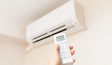 Image de climatiseur, pompe à chaleur monté au mur avec une commande